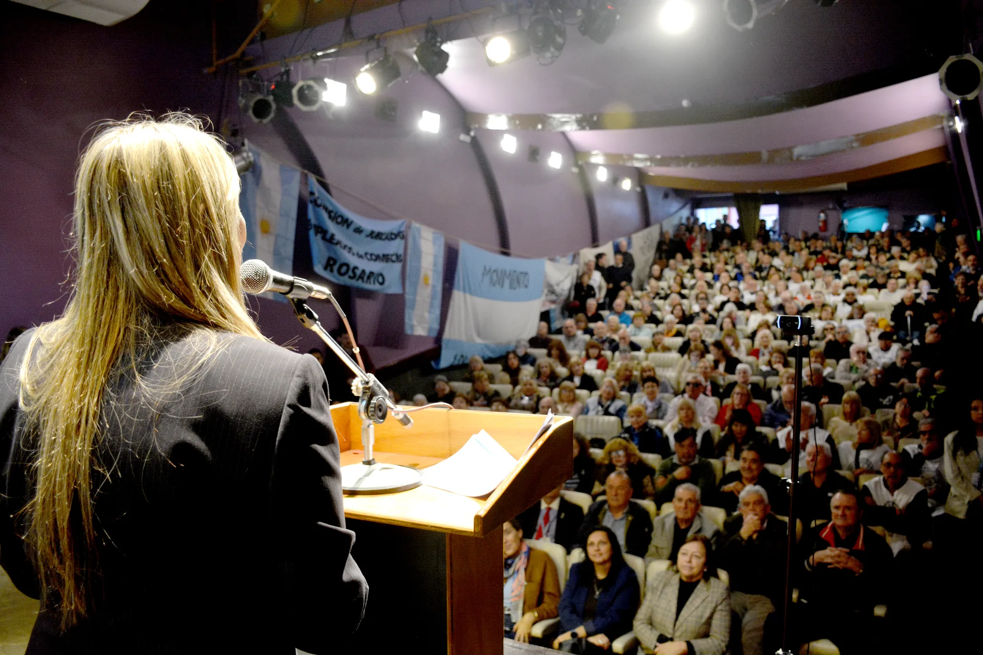 Una expositora se dirige a los asistentes del Congreso Nacional de Jubilados en Santa Fe.