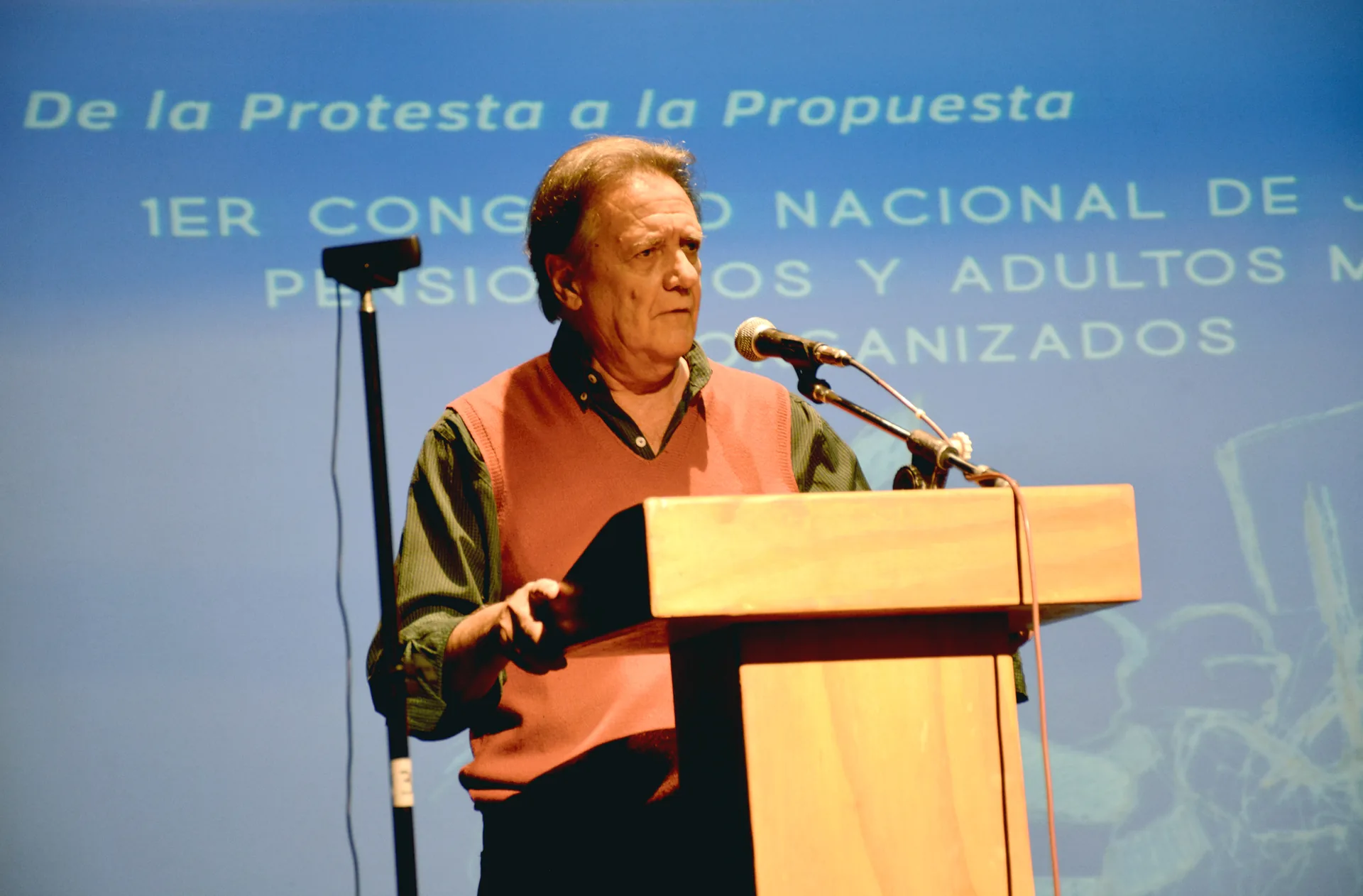 Un orador interviene ante el micrófono del Primer Congreso Nacional de Jubilados.