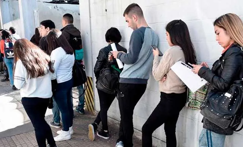 La prestación por desempleo creció 30% por despidos en la industria, comercio y construcción